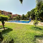 Oasis De Detente Avec Terrasse Et Vue Sur Piscine