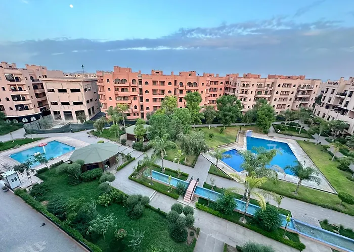 Oasis De Detente Avec Terrasse Et Vue Sur Piscine